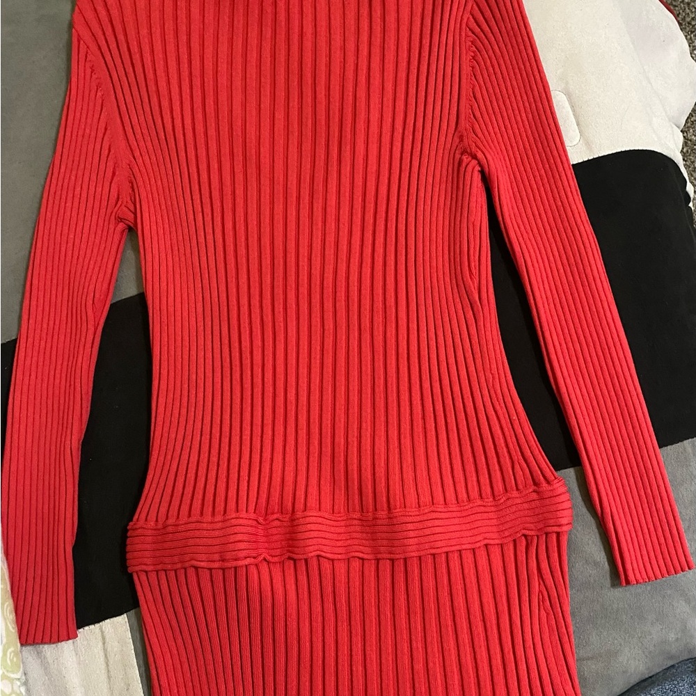 Red Ribbed V-Neck Top - Size Medium - Picture 4 of 6